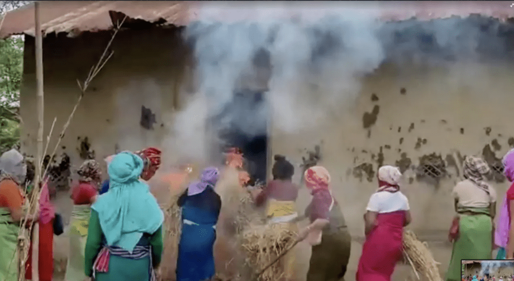 有愤怒的妇女不值暴民所为，放火烧了一名暴民的家。路透社