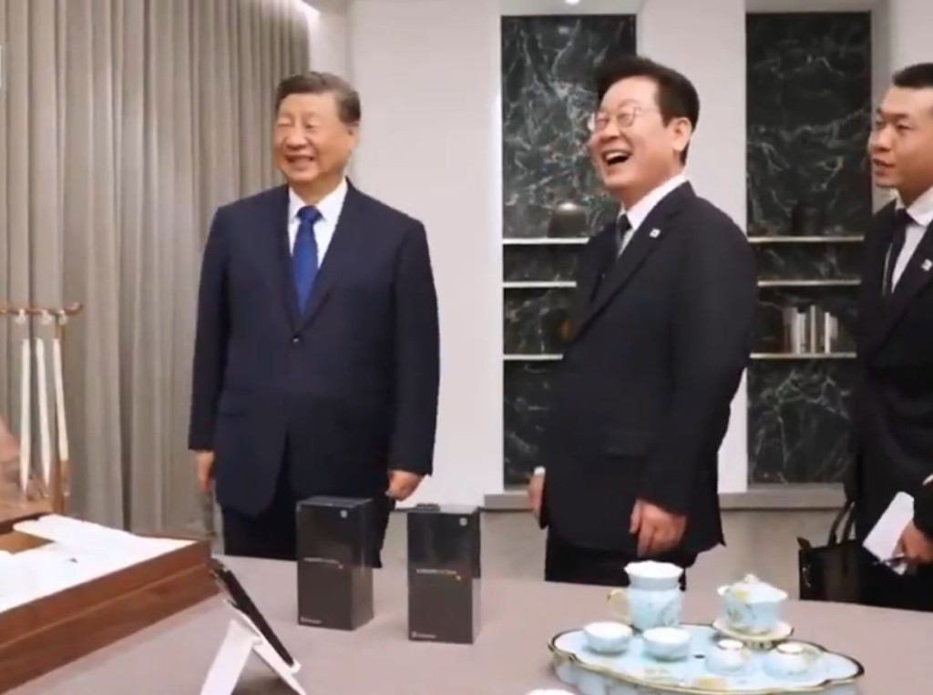 習近平與李在明拿小米手機的通訊安全來開玩笑。JTBC