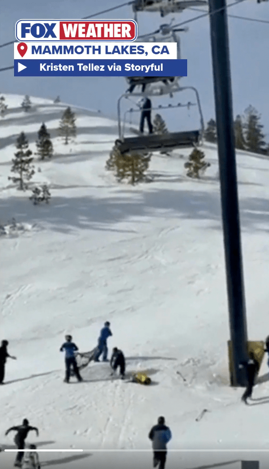 地面遊客驚呼圍觀,滑雪場工作人員隨即趕到現場,在下方鋪設安全網準備接應。 地面遊客驚呼圍觀,滑雪場工作人員隨即趕到現場,在下方鋪設安全網準備接應。