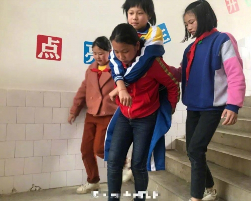 劉小芬如果想走出教室,同學們都會主動去背她。 微博圖片