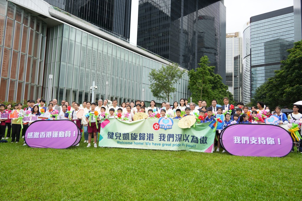 運動員到添馬公園外影大合照。吳艷玲攝