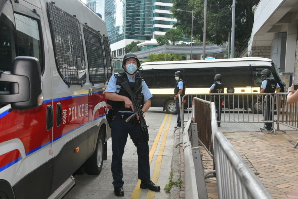大批警員在法院戒備。伍明輝攝
