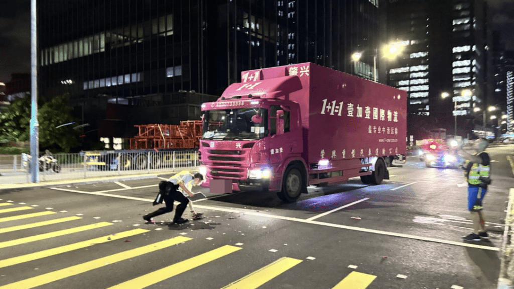 貨車泵把亦撞至脫落,零件散落車前。蔡楚輝攝 貨車泵把亦撞至脫落,零件散落車前。蔡楚輝攝