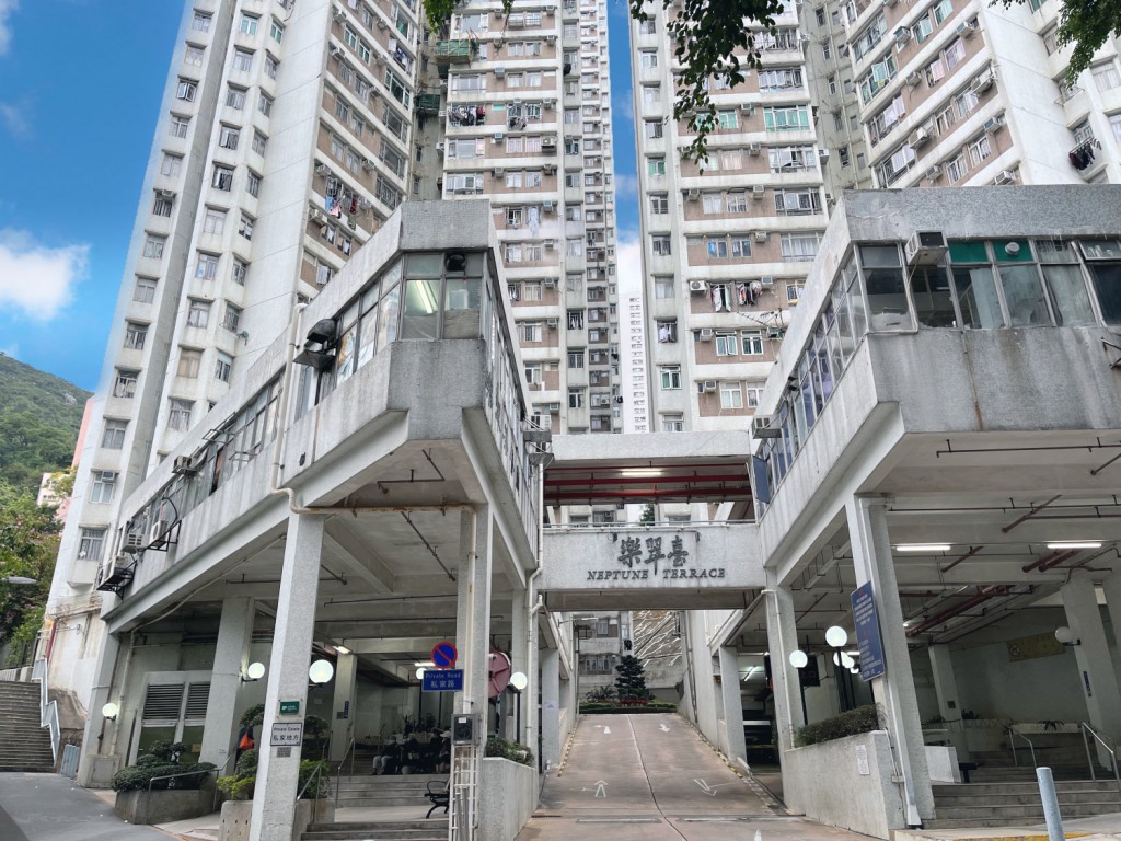 屋苑對上一宗A室交投為今年4月,位於2座高層,以自由市場價588萬元易手,呎價6821元。 屋苑對上一宗A室交投為今年4月,位於2座高層,以自由市場價588萬元易手,呎價6821元。