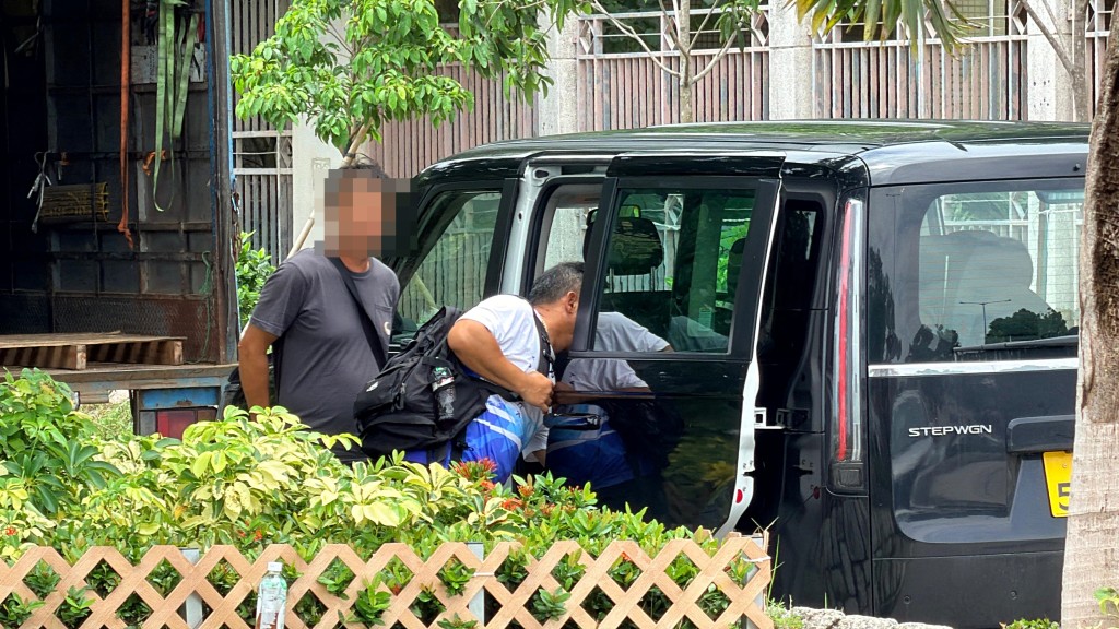 一名男子被帶走。梁國峰攝 一名男子被帶走。梁國峰攝