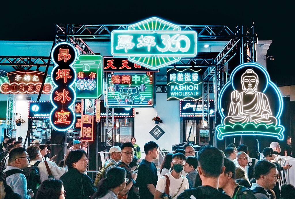 昂坪市集大道化身為懷舊霓虹燈主題大道,重現昔日老街道風貌。 昂坪市集大道化身為懷舊霓虹燈主題大道,重現昔日老街道風貌。