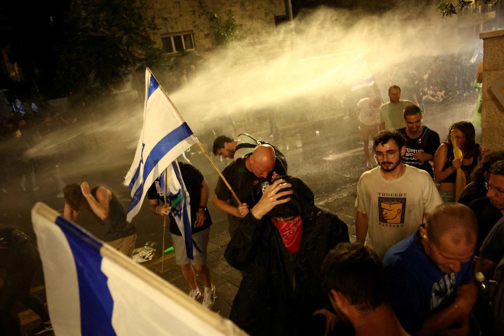 以色列警方發射水炮，驅趕反政府示威者。路透社