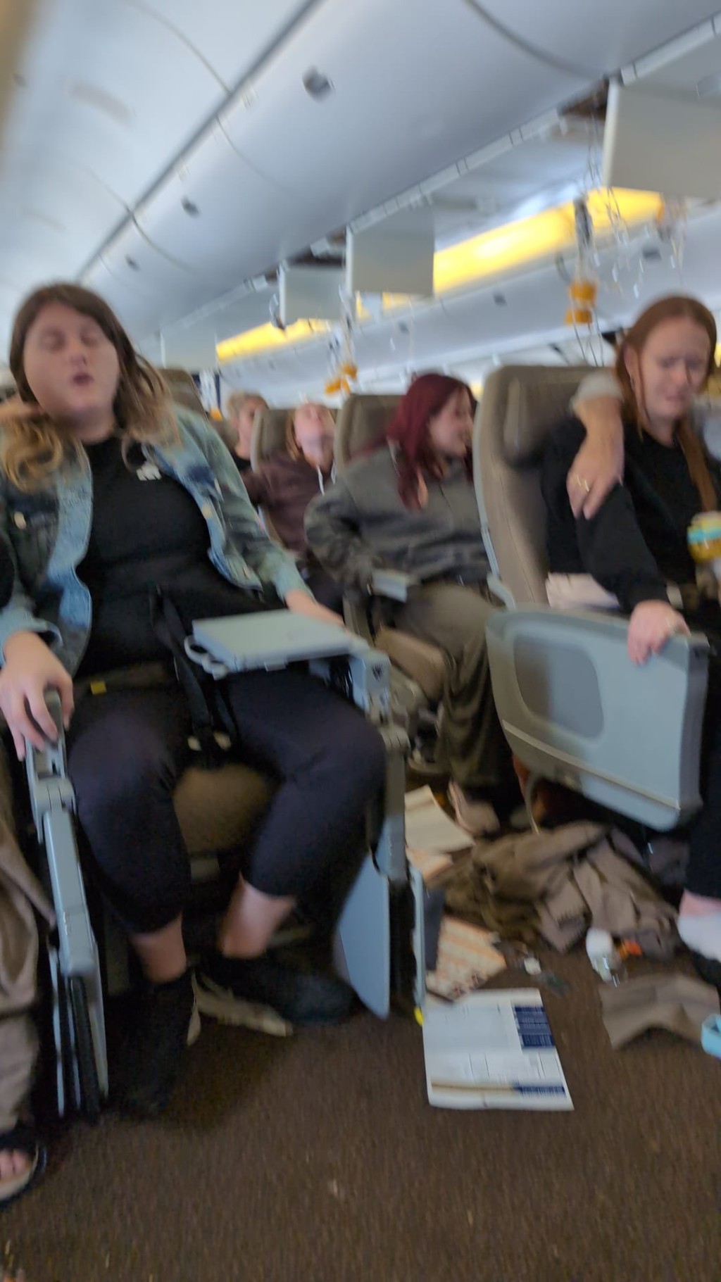 机舱内的照片显示满地杂物，氧气面罩弹出，但乘客无暇顾及。 X