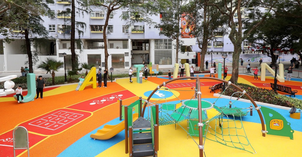 游乐空间内设有以乙明邨的英文名称“JAT MIN”为设计灵感的各类健体设施。