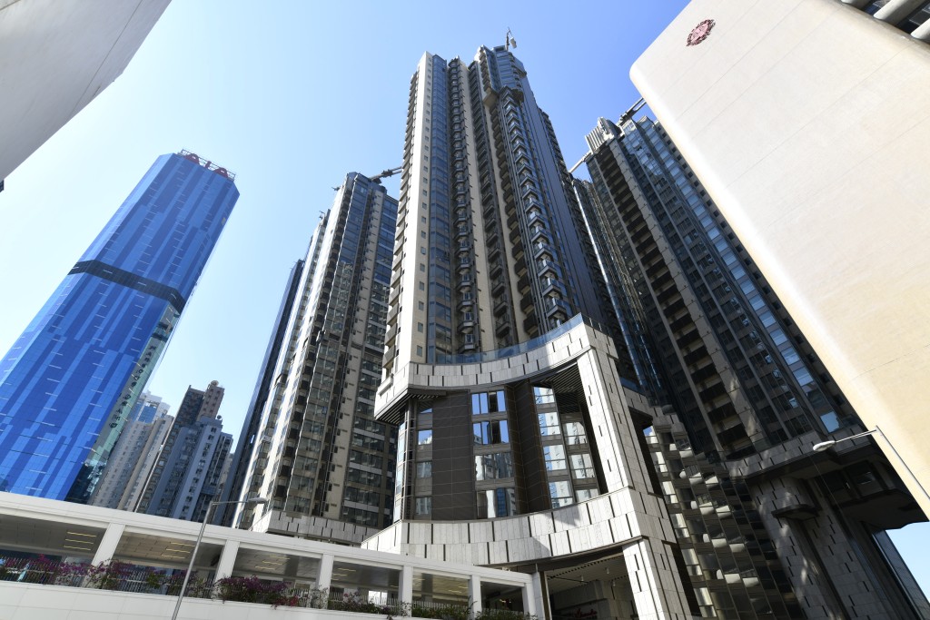 北角維港頌8座中層B室獲外區租客以每月8.8萬承租，呎租約70元。