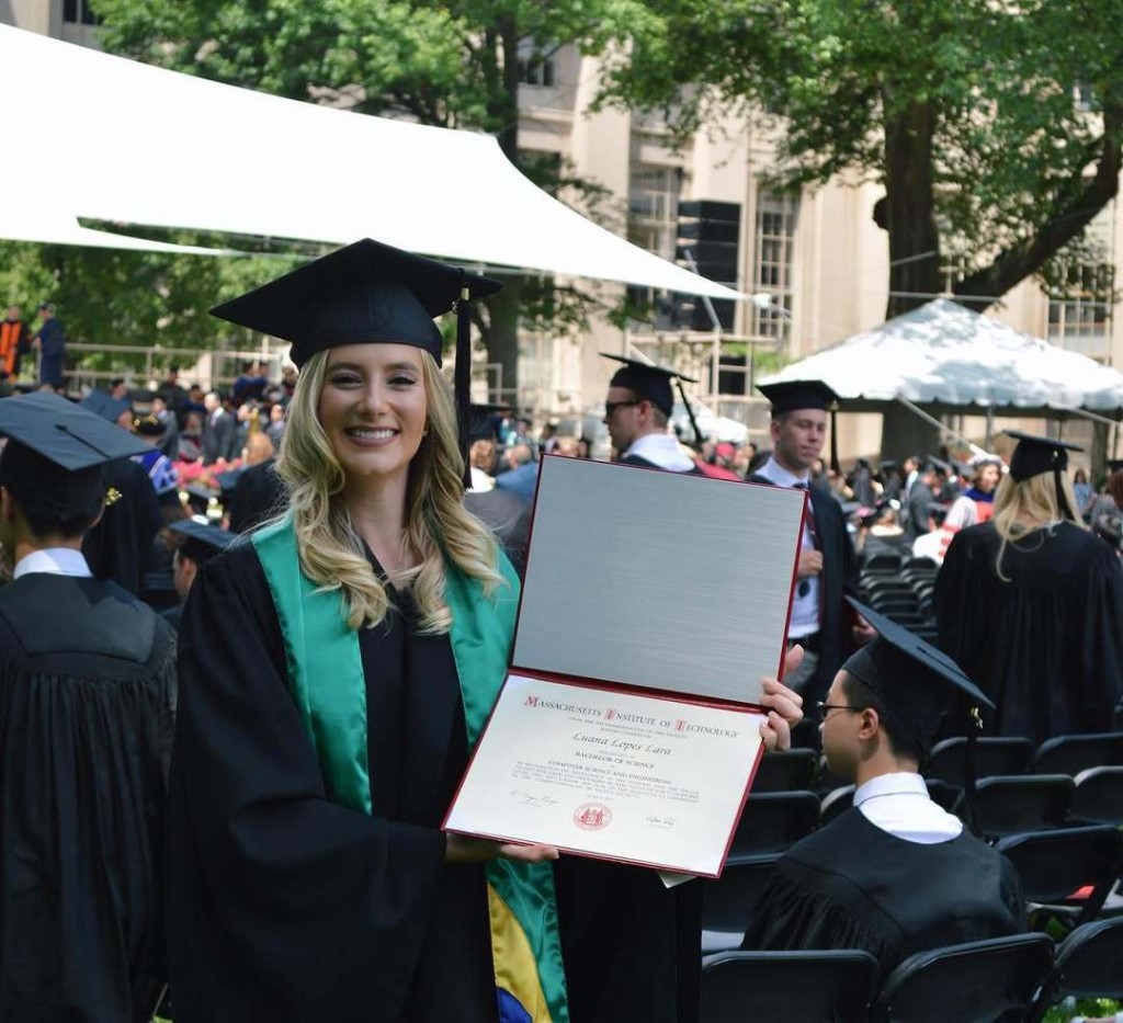 從藝術跨行數學，考入麻省理工學院，攻讀計算機與數學學位。