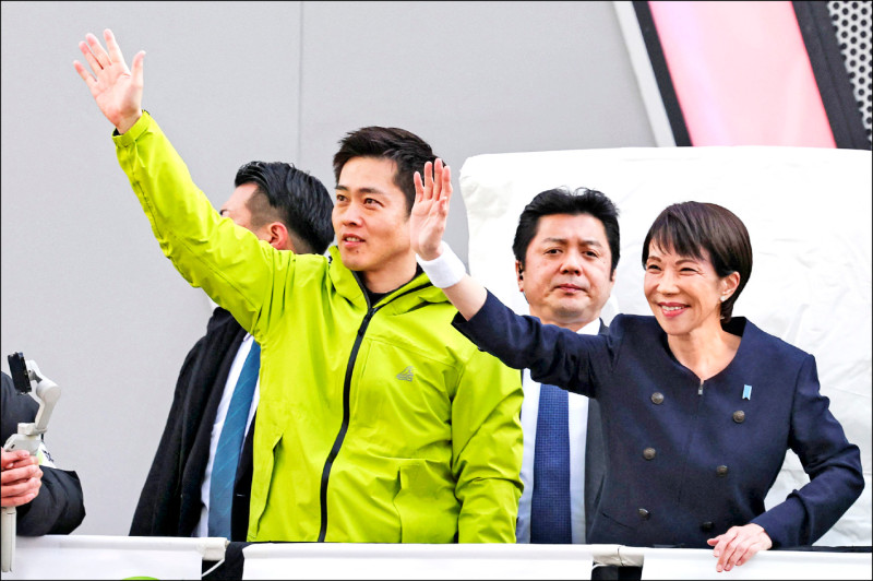 盛傳日本維新會將首次派員入閣,圖為高市早苗與維新會代表吉村洋文今年2月一同參加造勢活動。路透社 盛傳日本維新會將首次派員入閣,圖為高市早苗與維新會代表吉村洋文今年2月一同參加造勢活動。路透社