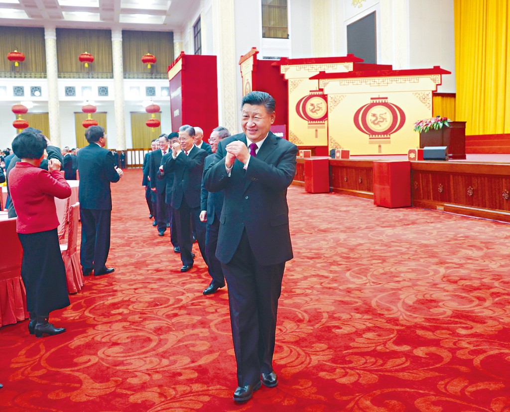 習近平向參加團拜會人士拱手致意、祝福新春。