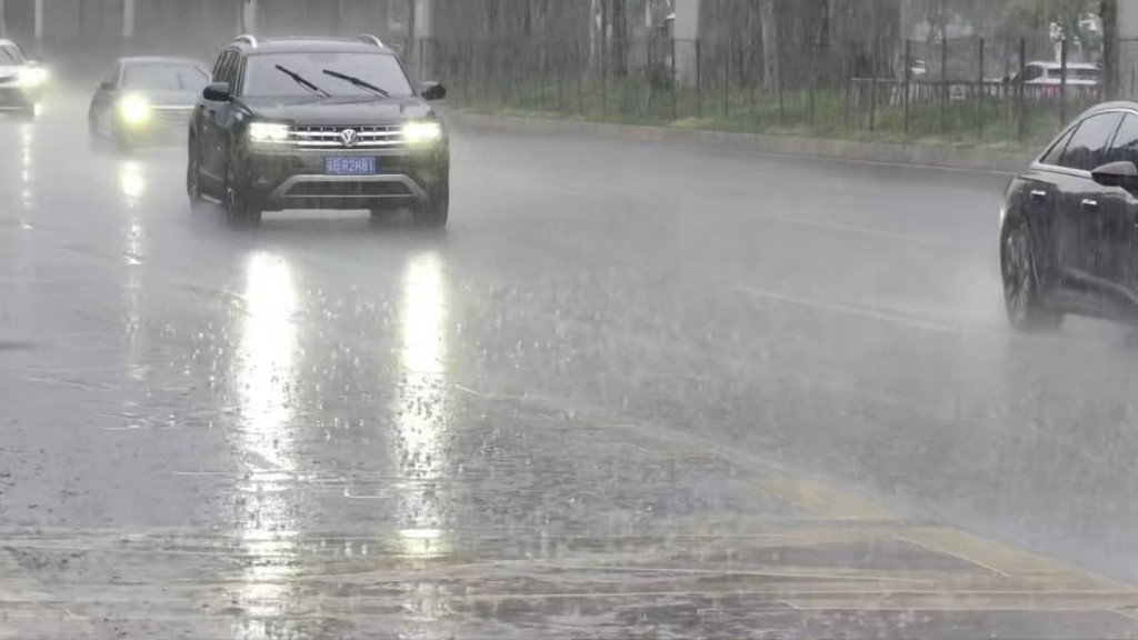深圳局地發橙色暴雨預警，未來1-2小時料降雨30毫米。