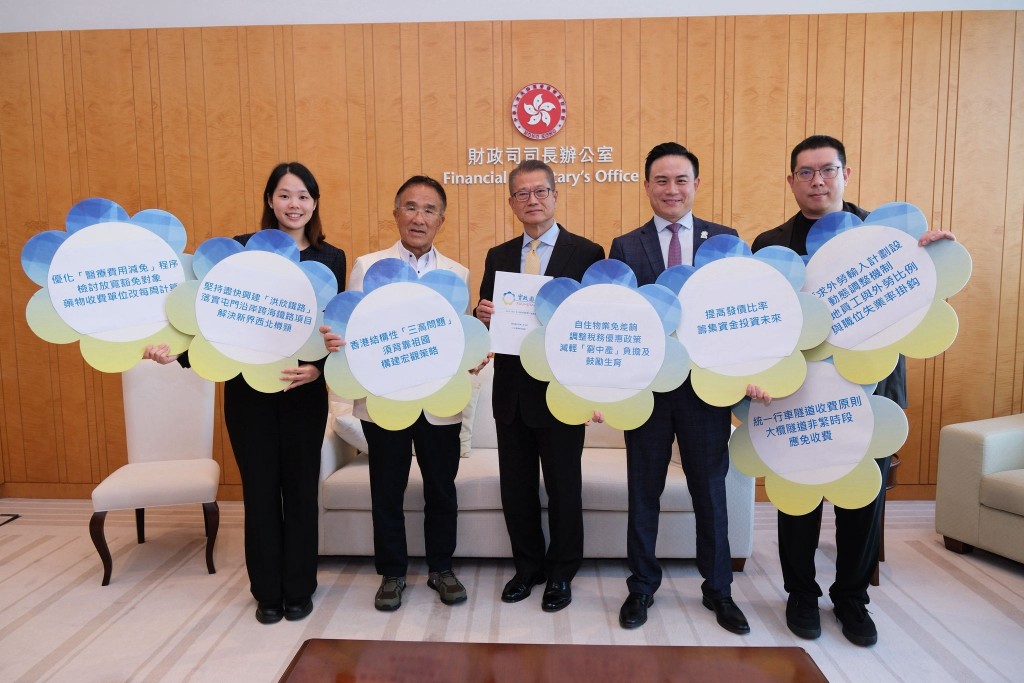 「實政圓桌」召集人田北辰聯同立法會議員莊豪鋒向財政司司長陳茂波提交《財政預算案》建議書。田北辰fb