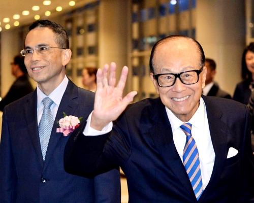 李嘉誠退休後，首次以資深顧問身份出席集團周年晚宴。