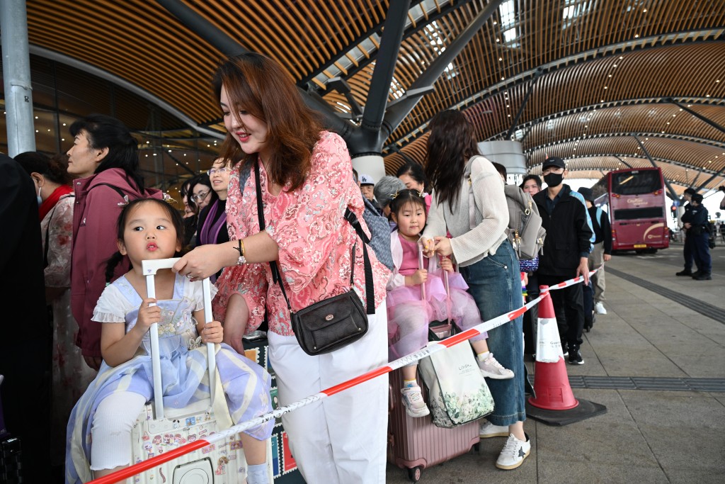 港珠澳大橋香港口岸中午12時30分恢復正常營運後，現場有大批旅客排隊進入。蘇正謙攝