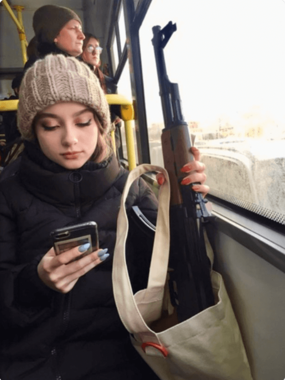 2022年2月24日有Twitter用戶發布一張圖片，令人誤認為圖中是一名烏克蘭女子正在前往戰場。但其後證實是誤傳。