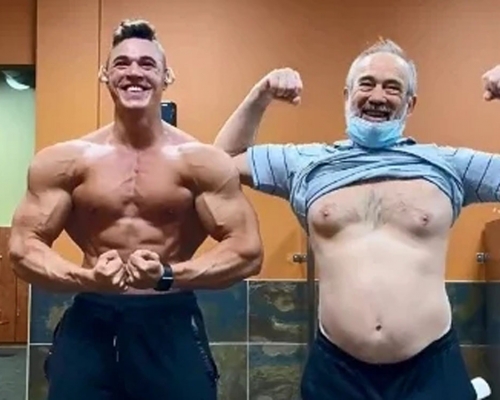 一老一少,兩人開心「show肌」合影。網圖