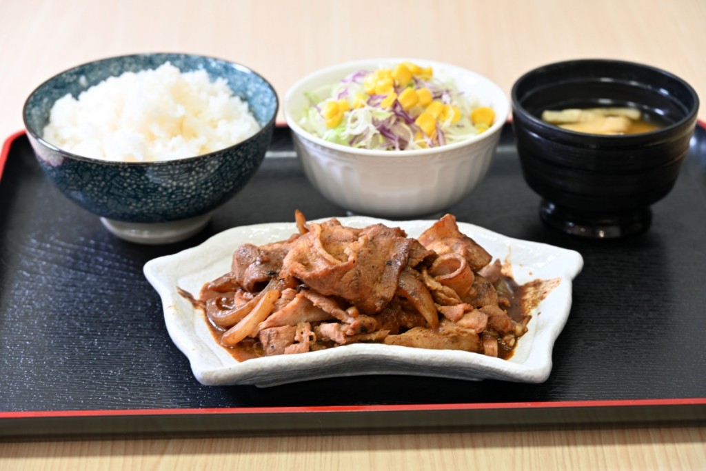 以鐵板燒即叫即烤的日式燒肉丼作招徠，加上秘製醬汁提升美味指數，鮮香可口。