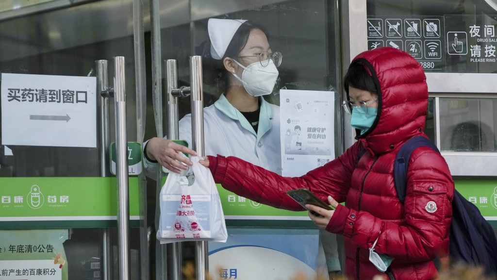 北京兒童醫院主任醫師錢素雲表示，有兒童的家庭應適當儲備退燒和清熱祛痰等兒童常用的應急藥物，但是不推薦大量儲備。AP