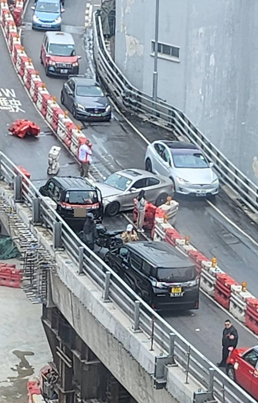 銀色私家車失控，撞毀水馬後再衝前撞向對面線的黑色私家車。網上圖片