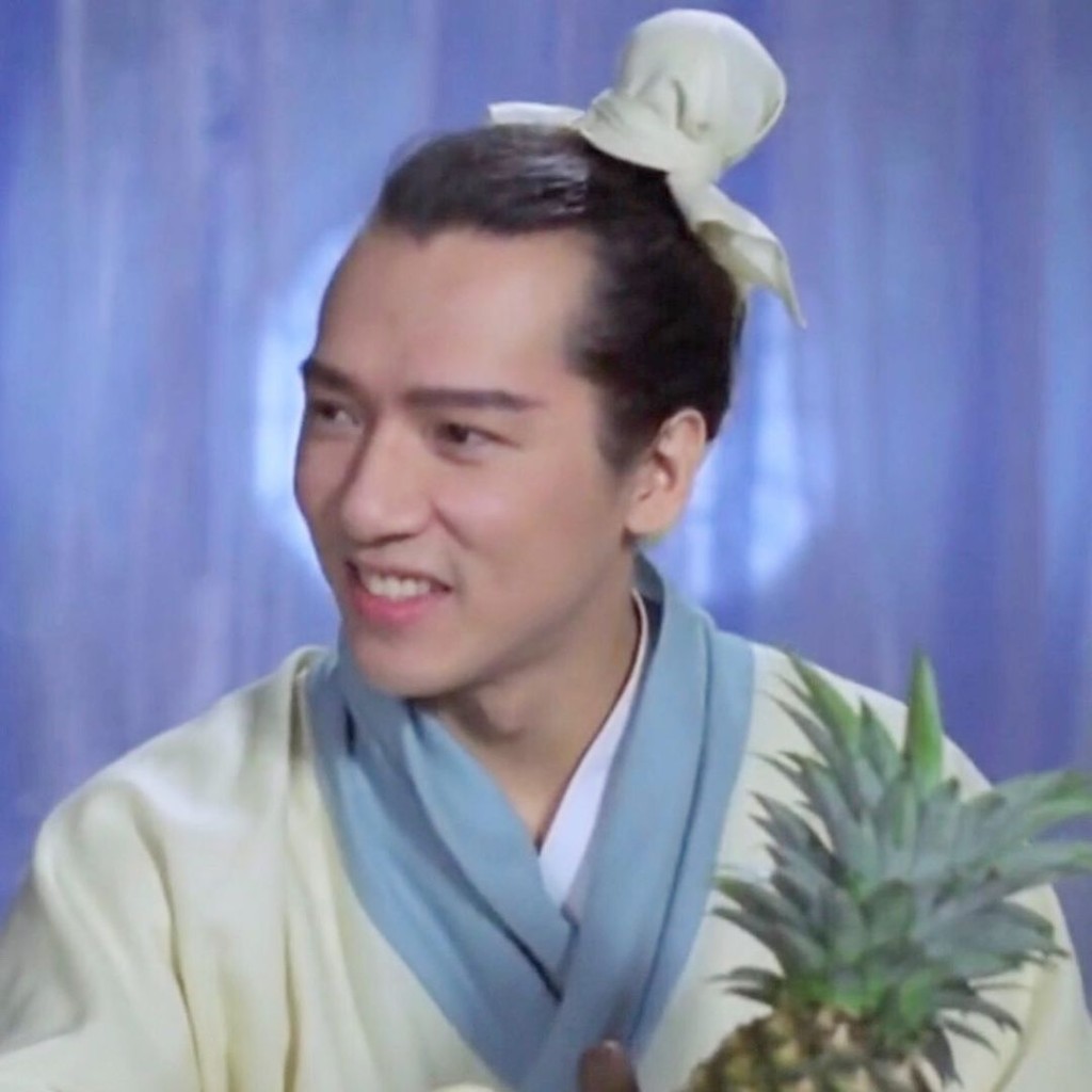 不過年輕時豹哥髮線可高。