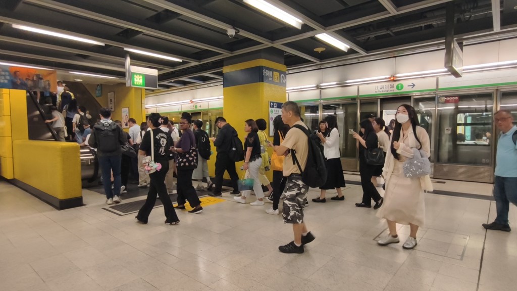 據了解,警方有意將港鐵的閉路電視接駁至「銳眼」系統,最快今年內駁通 據了解,警方有意將港鐵的閉路電視接駁至「銳眼」系統,最快今年內駁通