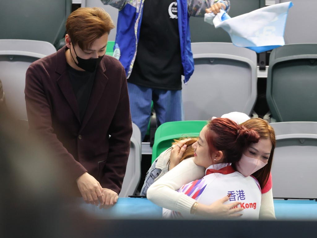 佘佘父母也到場支持女兒的比賽。徐嘉華攝 佘佘父母也到場支持女兒的比賽。徐嘉華攝