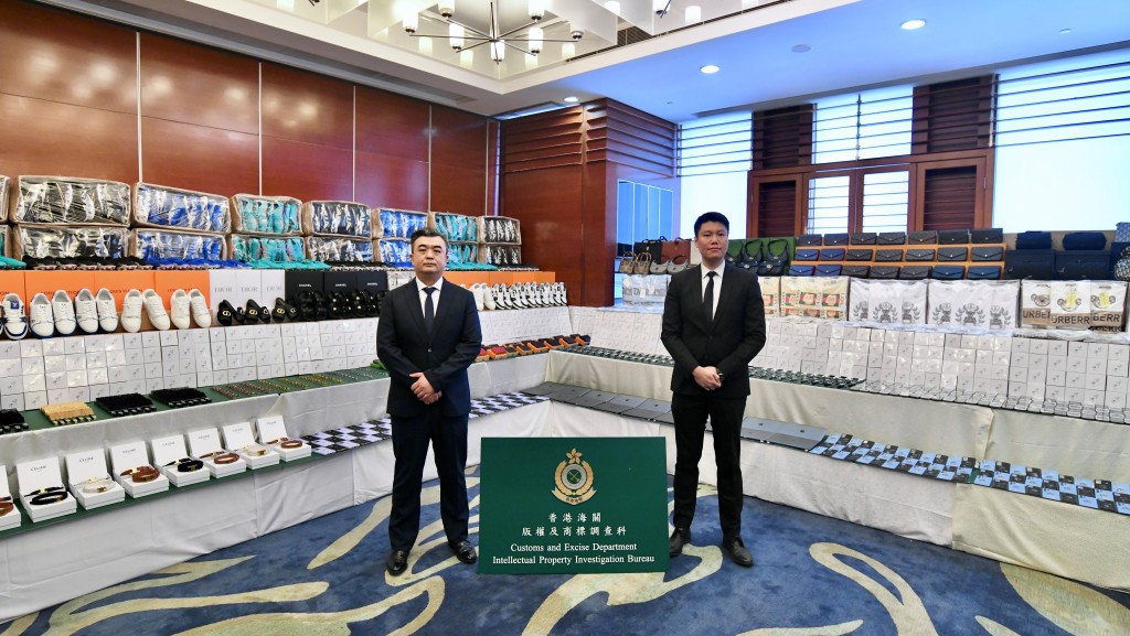 海關半月打擊冒牌侵權貨 檢4400萬貨拘3男 同類行動市值最高。盧江球攝