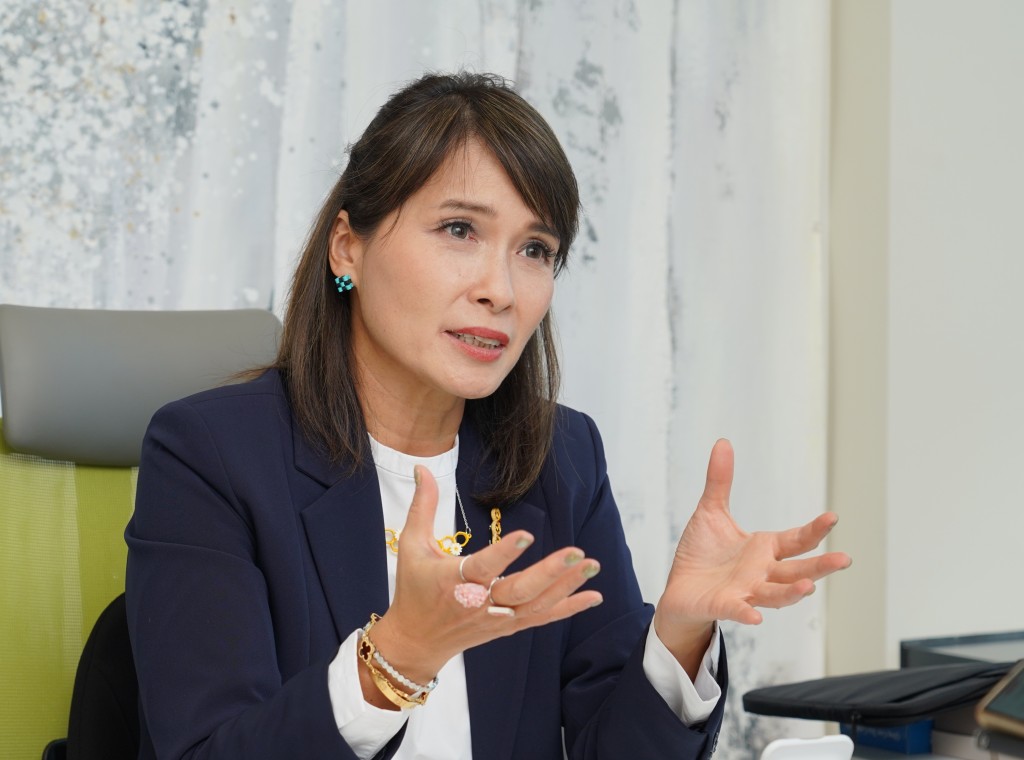 江玉歡有見今日尖東感唏噓，建議容許發展豪華會所（不是舞廳）加小型賭場，讓霓虹燈重現尖東。