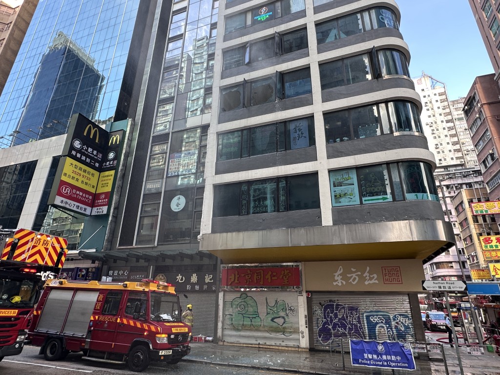 彌敦道577號高氏大樓單位起火冒煙。 彌敦道577號高氏大樓單位起火冒煙。