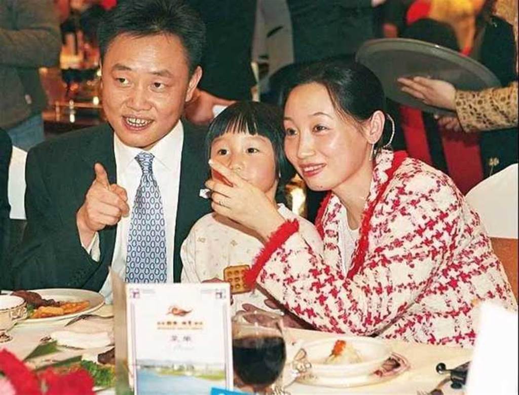 高中學歷的黃光裕39歲成為中國首富，2008年被判入獄震撼中國
