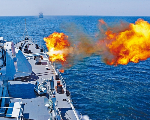 解放军海空军昨日开始在台湾南部海域举行大规模演习。