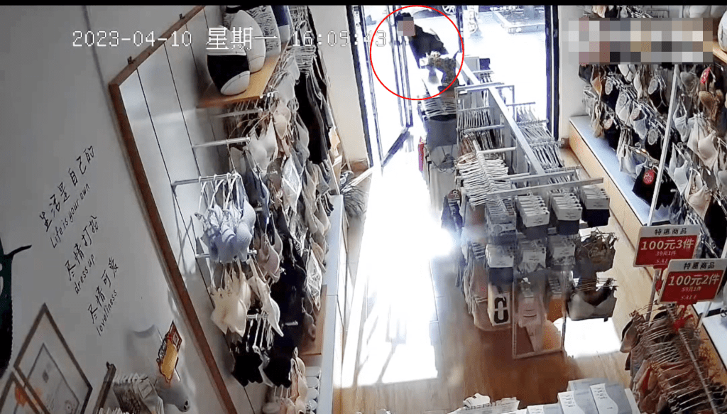 事发在本周一（10日）下午约4时左右，在陕西一间内衣店发生。