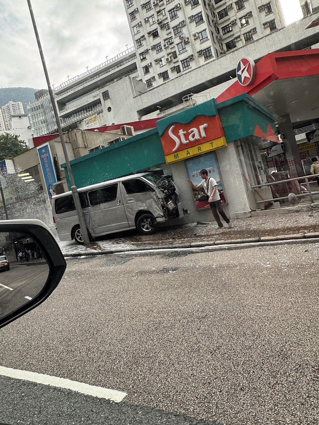 客貨車撞穿油站牆壁。fb：香港交通及突發事故報料區