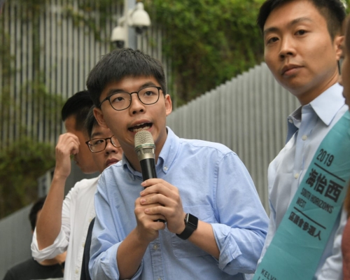 黃之鋒指自己會積極考慮選舉呈請。