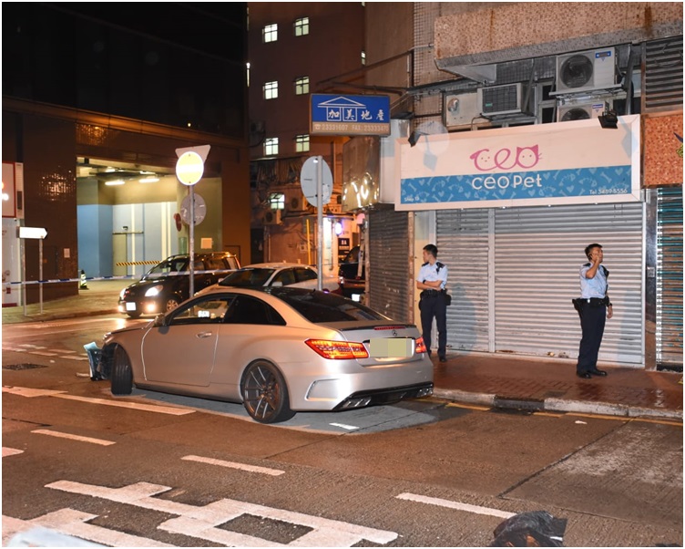 被截停的平治房車。