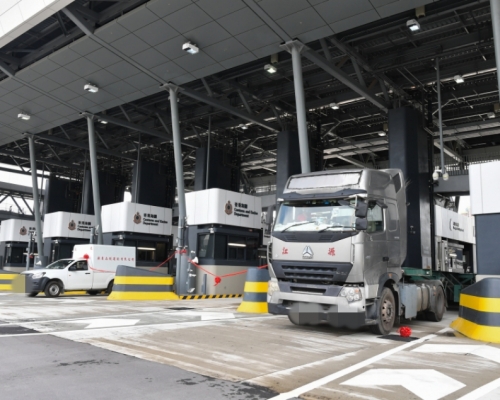 穿梭中港两地的陆路运输显得更为重要。资料图片