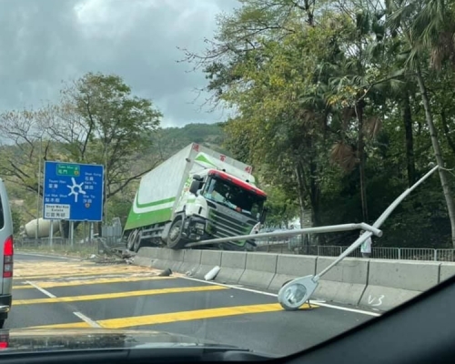 貨車失控剷上路中分隔石壆。突發事故報料區 網民Ting Fung Yau