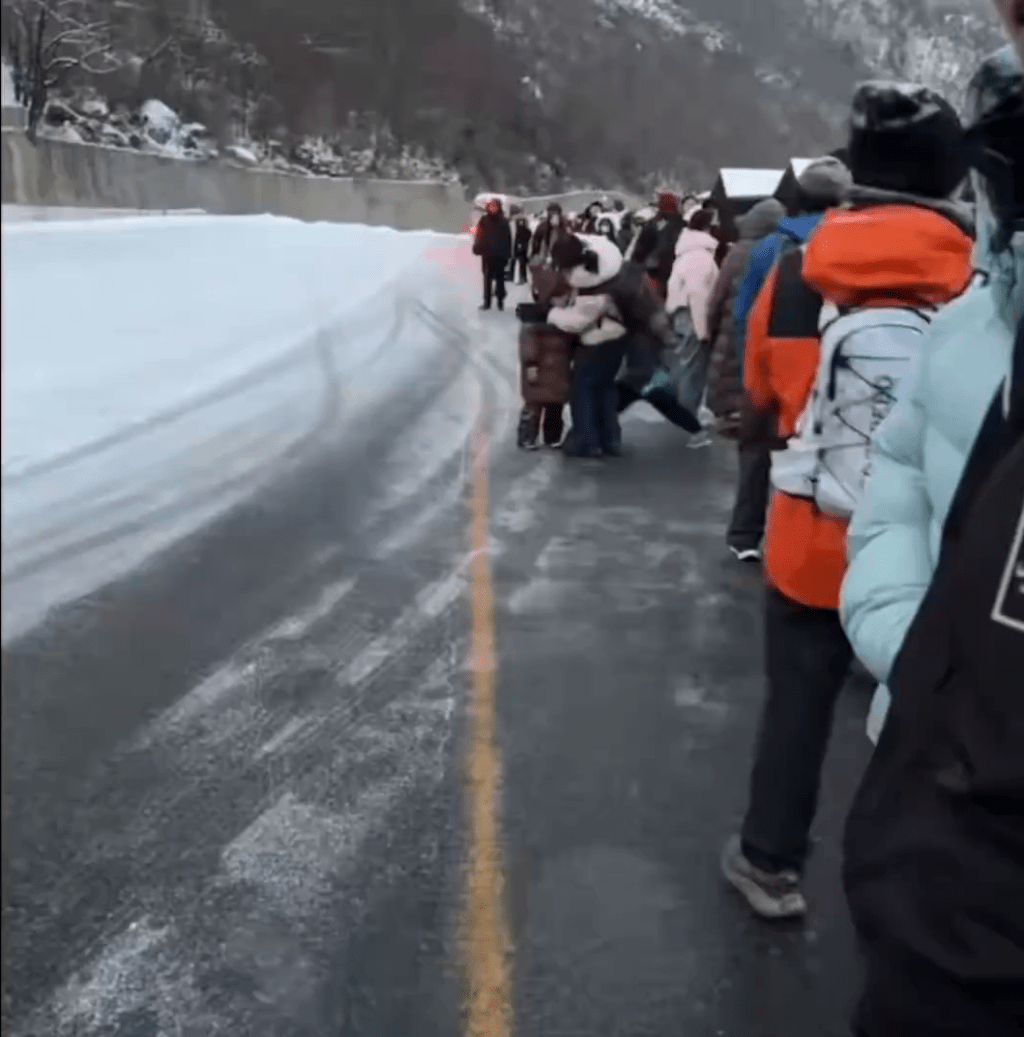 1月2日,陝西太白山數百遊客滯留。 1月2日,陝西太白山數百遊客滯留。