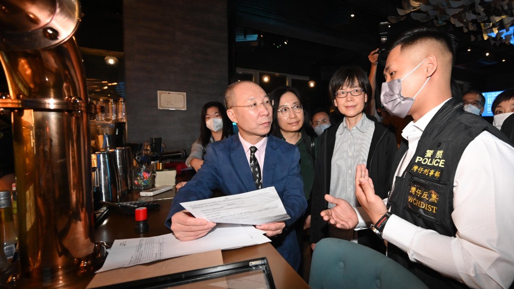 酒牌局成員視察持酒牌處所。政府新聞處圖片