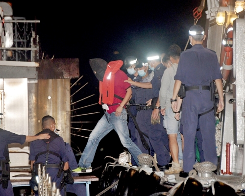 警方昨日在南丫島榕樹灣一間士多外，拘捕31歲姓蔡的混血男疑犯。資料圖片