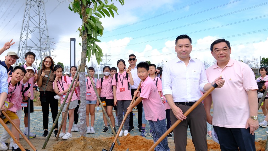 学生在潮汕文化学习团期间的植树活动。