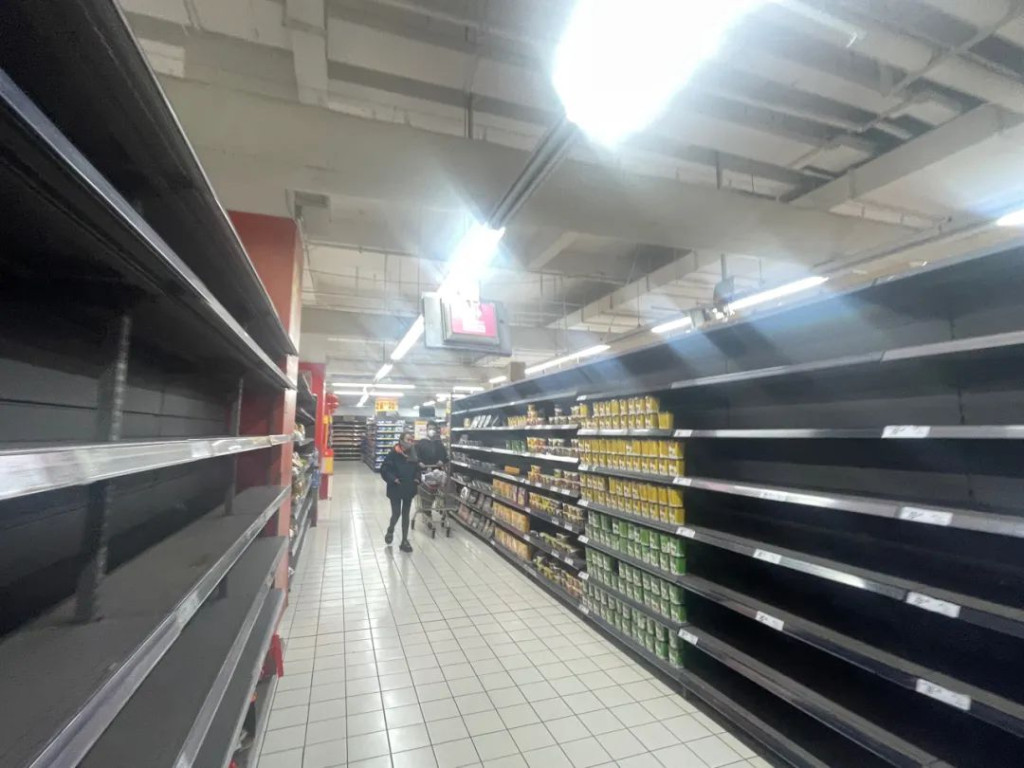 多間家樂福超市的貨架都是「吉」的。 網圖