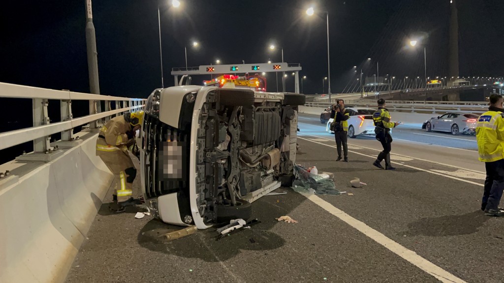 七人車於公路翻側。曾志恆攝