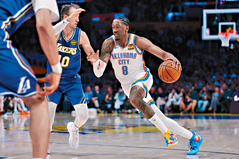 雷霆的謝倫威廉士（右）養傷10仗後復出。