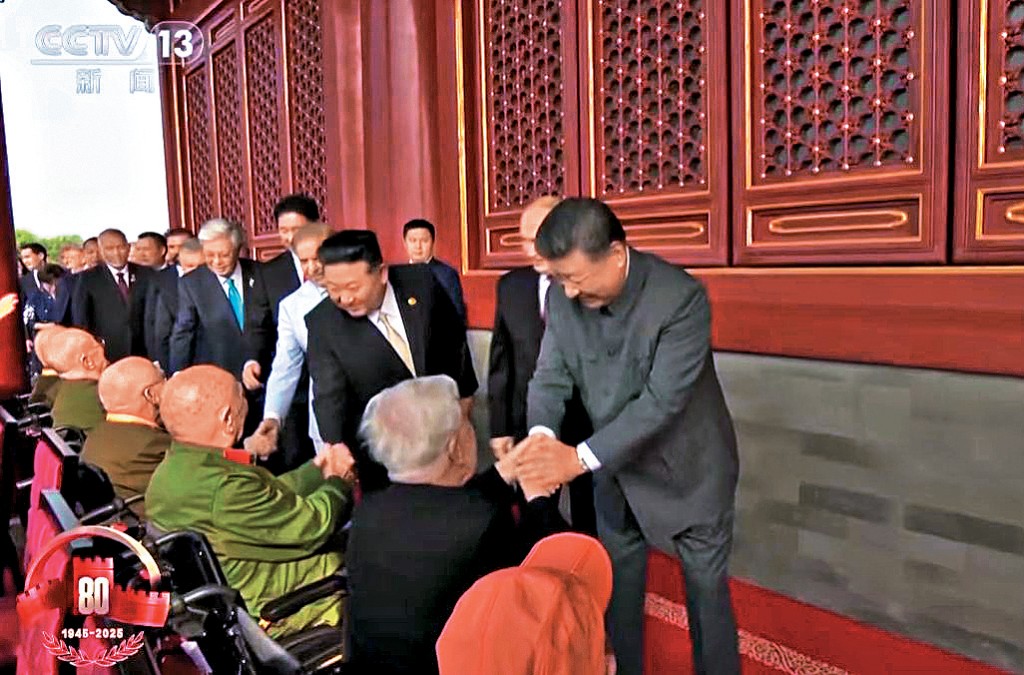 習近平同香港抗戰老兵羅競輝握手。 習近平同香港抗戰老兵羅競輝握手。