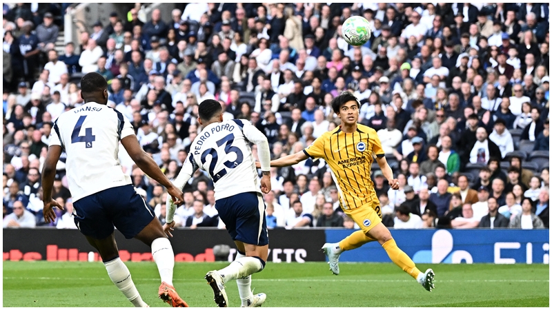 三笘薰上场对热刺射入金球。REUTERS