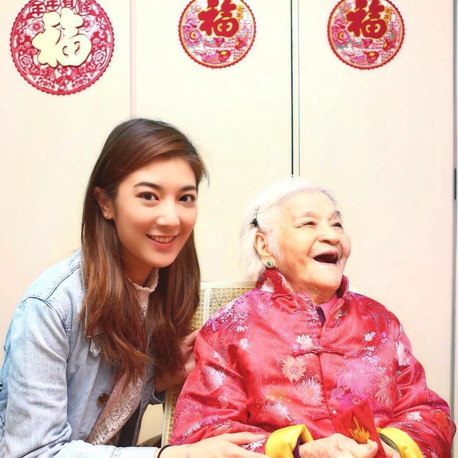 單文柔甚少分享父母照片，但曾分享婆孫合照， 2018年她分享合照賀婆婆100歲生日。